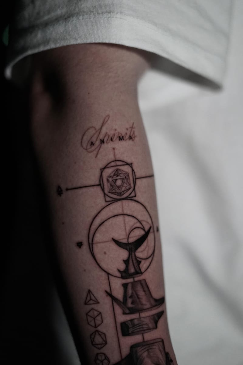 Detalle en primer plano: la caligrafía Spiritus superpuesta a las letras ANIMA, el icosaedro inscrito en un cuadrado y los círculos concéntricos, todo a línea muy fina.